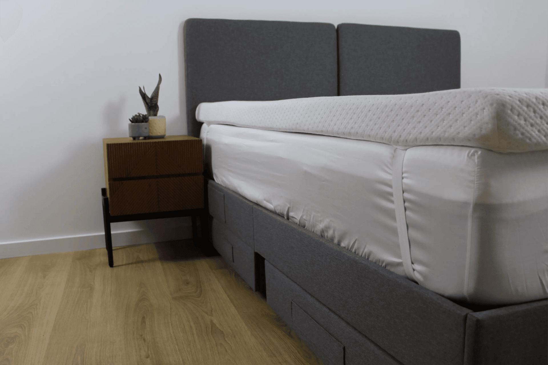 Der Forever Topper auf einem Bett